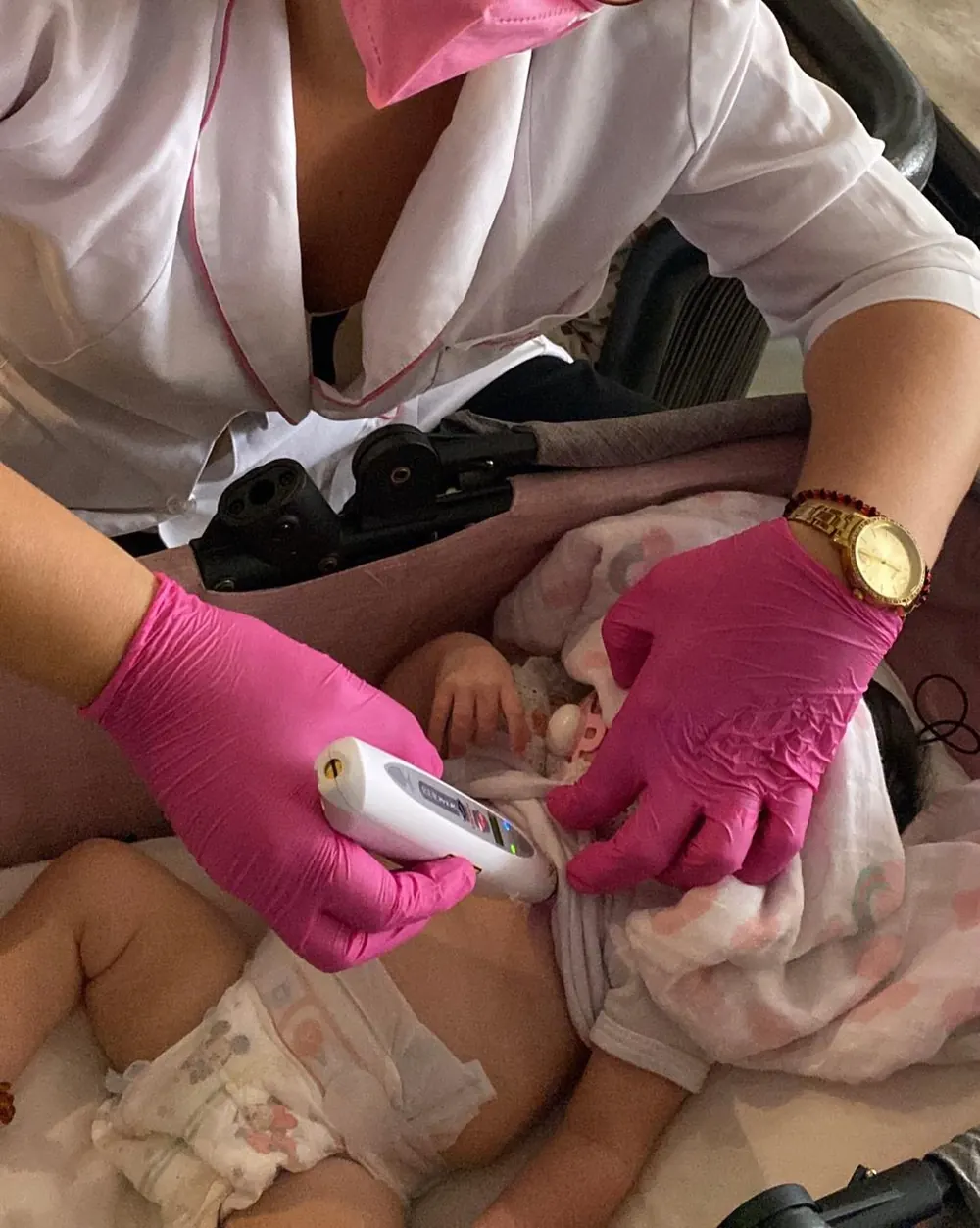 Aplicação de laserterapia pediátrica em ambiente domiciliar